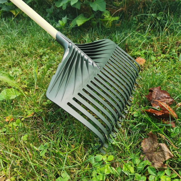 Tehoharava Innotank tumman vihreä puuvarrella