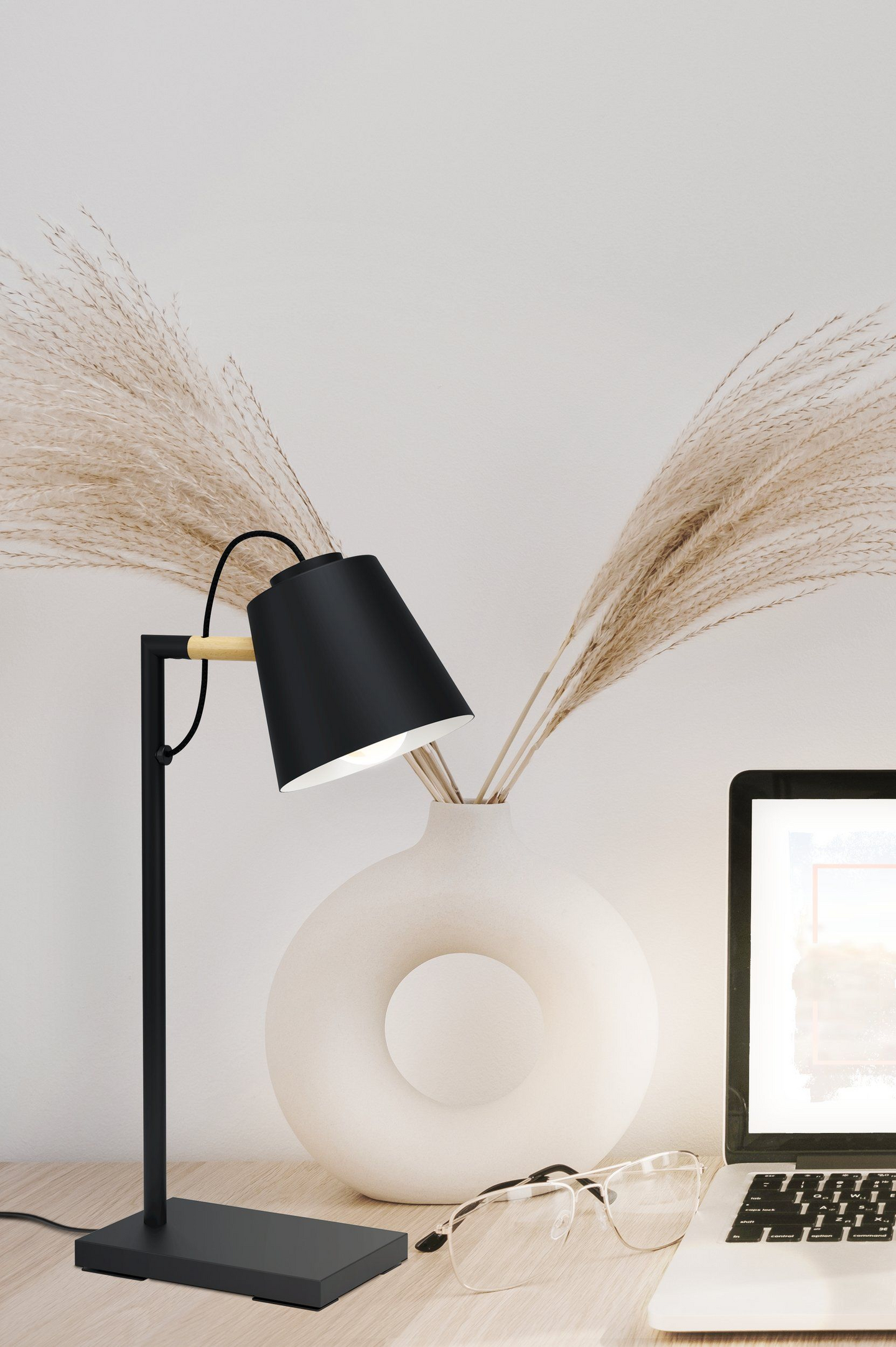 Pöytävalaisin EGLO Lazey-QI led latausasemalla 5,5W 24x13,5x50cm musta/puu