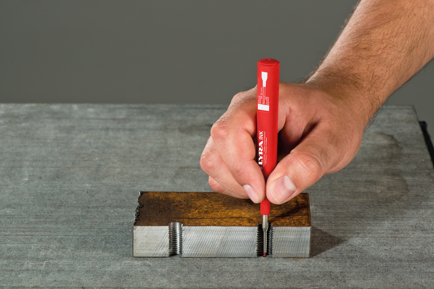 Reikämarkkeri Lyra INK punainen