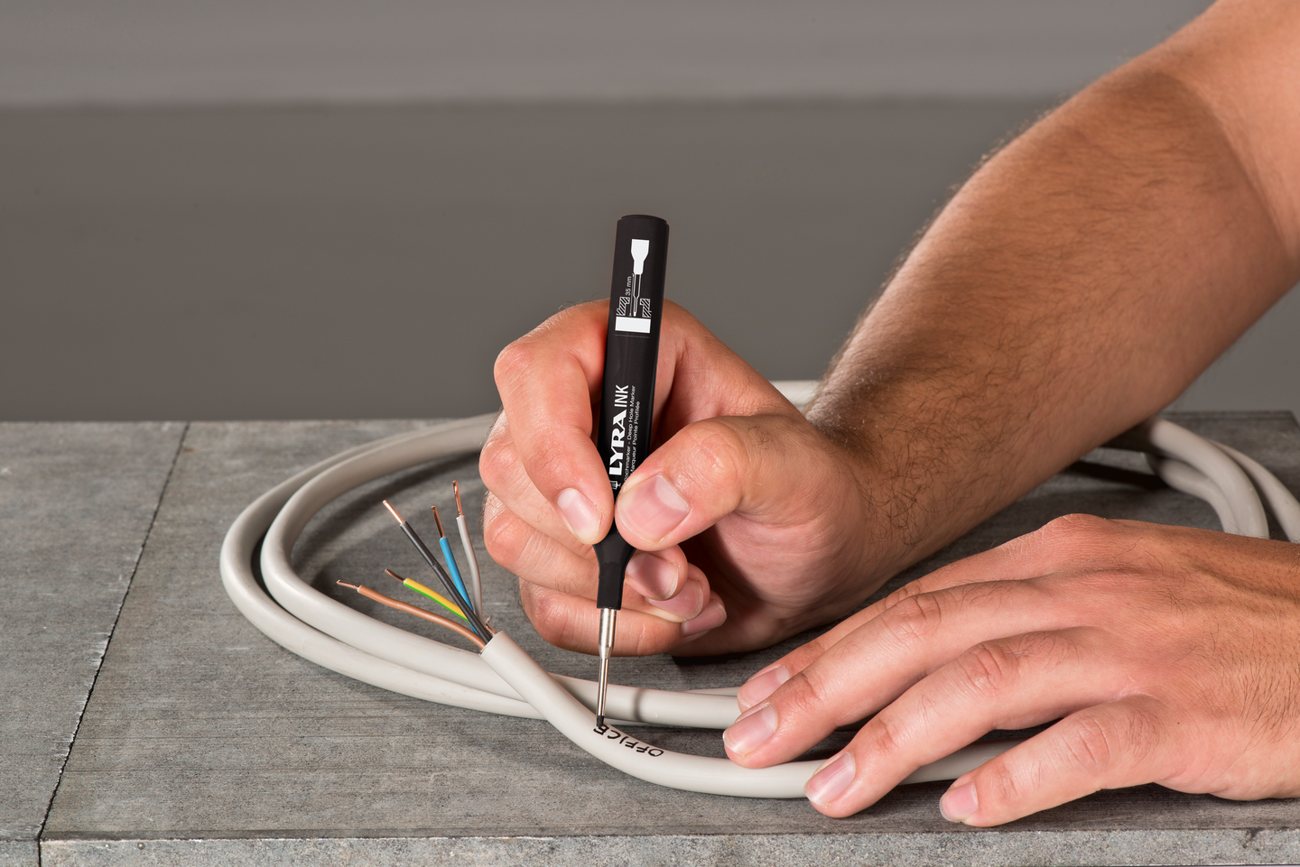 Reikämarkkeri Lyra INK musta