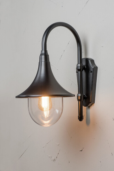 Ulkoseinävalaisin Airam Kartano TR-U E27 musta