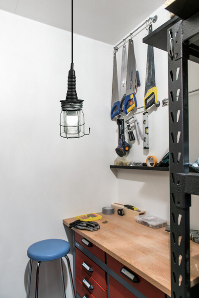 Roikkavalaisin Airam IP54 60W musta