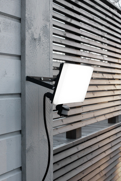 Valonheitin Airam Airflood 4000K 50W PIR musta