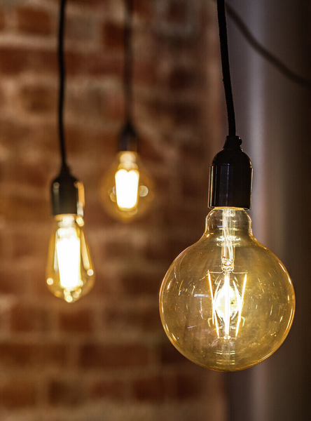 Led-lamppu Airam Amber Globe 95 250lm E27 2200K antiikki kirkas himmennettävä