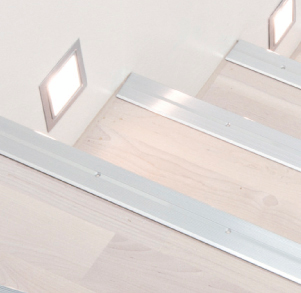 Askelkulmalista 42x22mm kromi-anodisoitu uritettu rei’itetty 2000mm