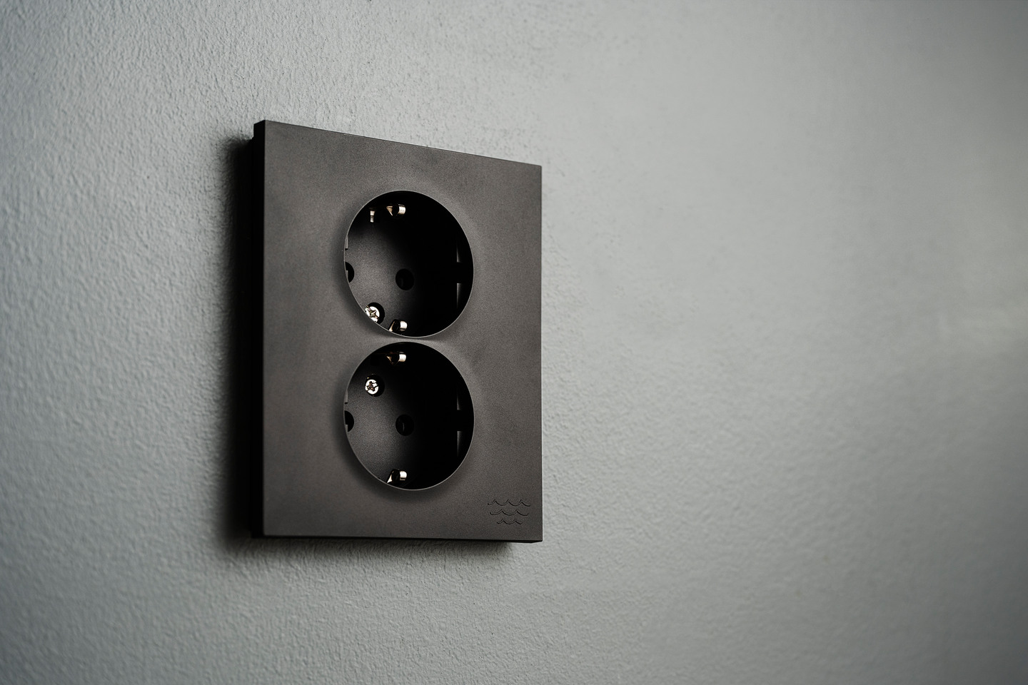 Pistorasia Elko Plus 2S/16A/250V/IP21 uppoasennus Ocean Plastic musta