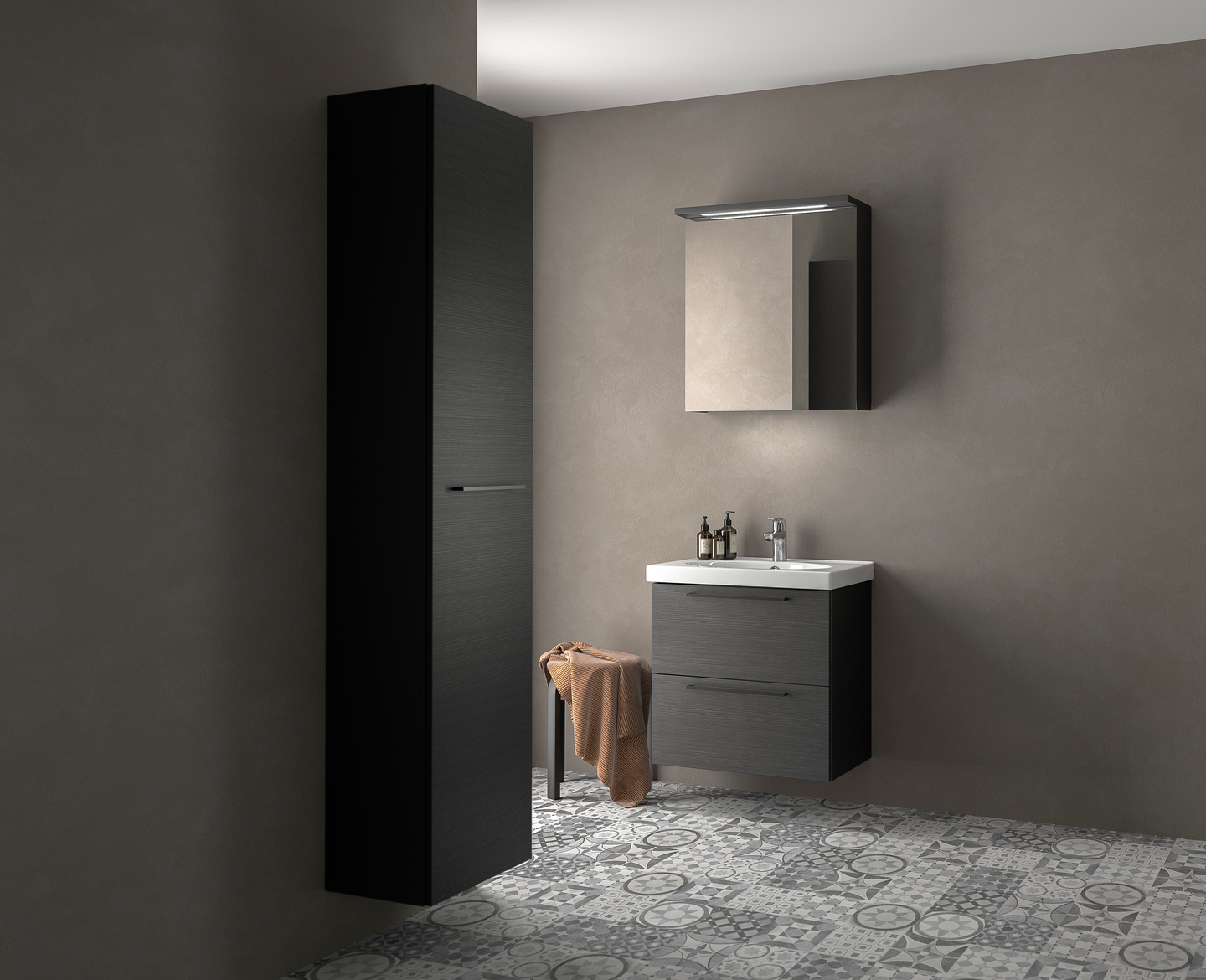 Korkea kaappi Temal kahdella korilla, kolmella hyllyllä ja vasenkätisellä ovella