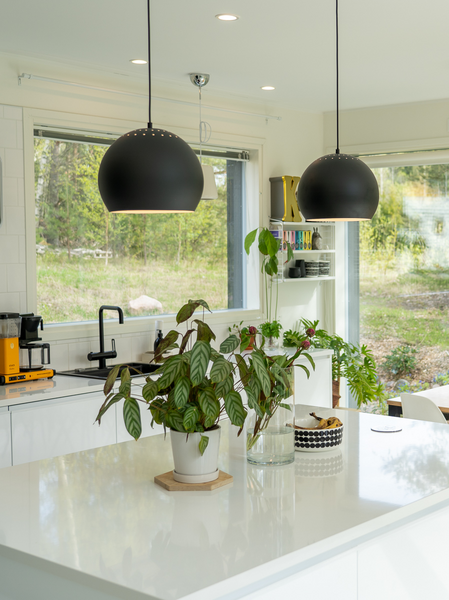 Riippuvalaisin Sessak Bruno musta