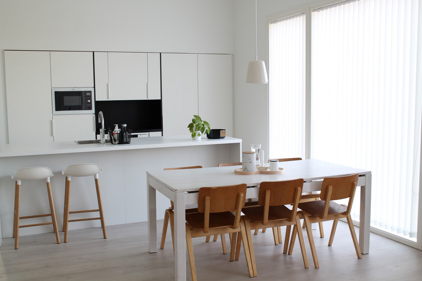 Kattovalaisin Sessak Selma valkoinen