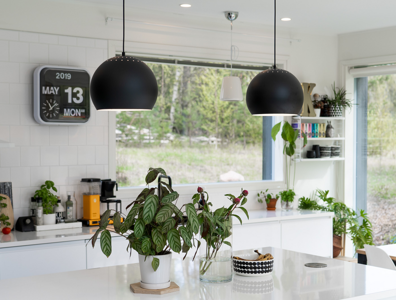 Riippuvalaisin Sessak Bruno musta