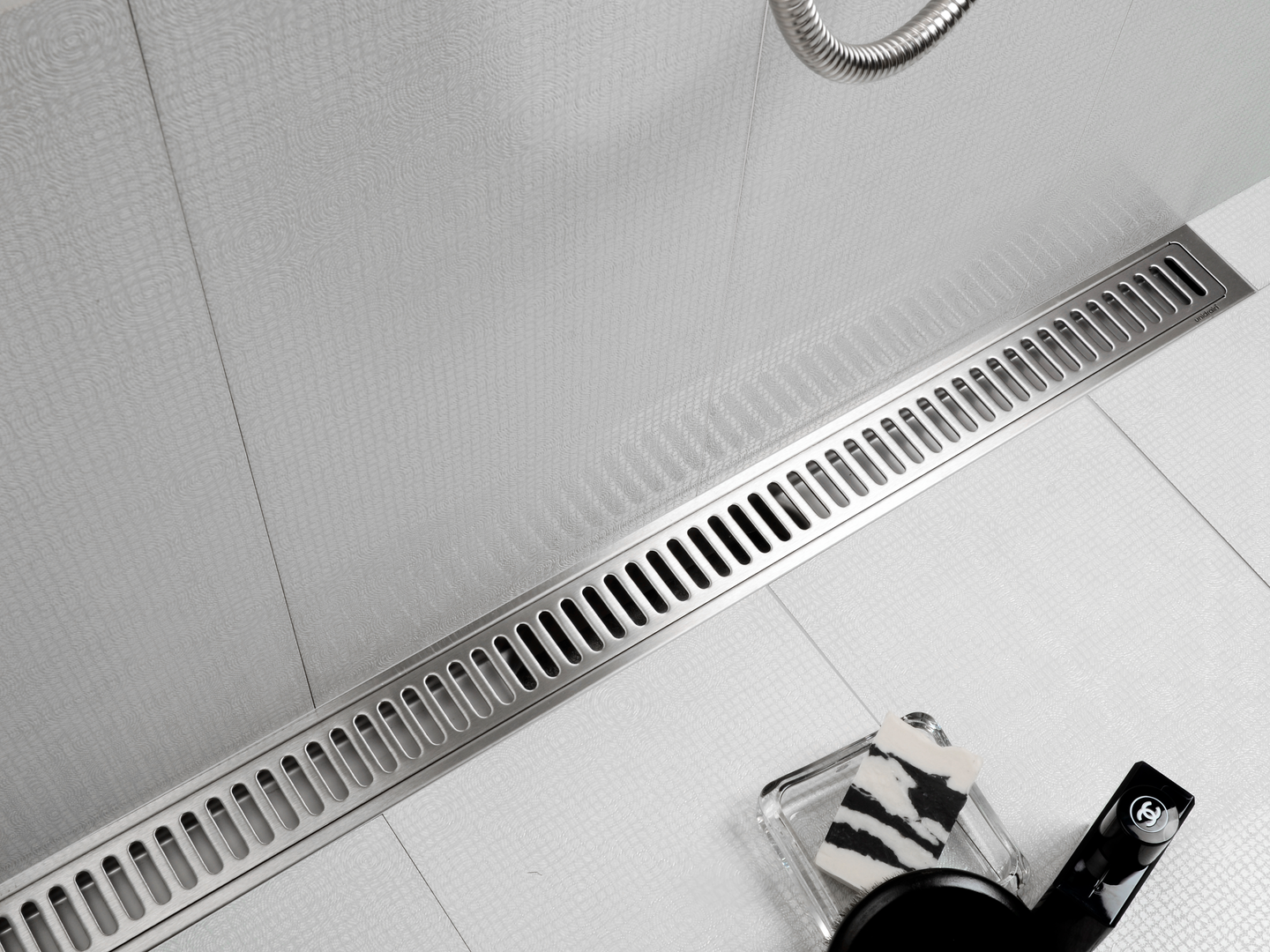 Lattiakaivokaluste Unidrain 1004 yksi seinälaippa