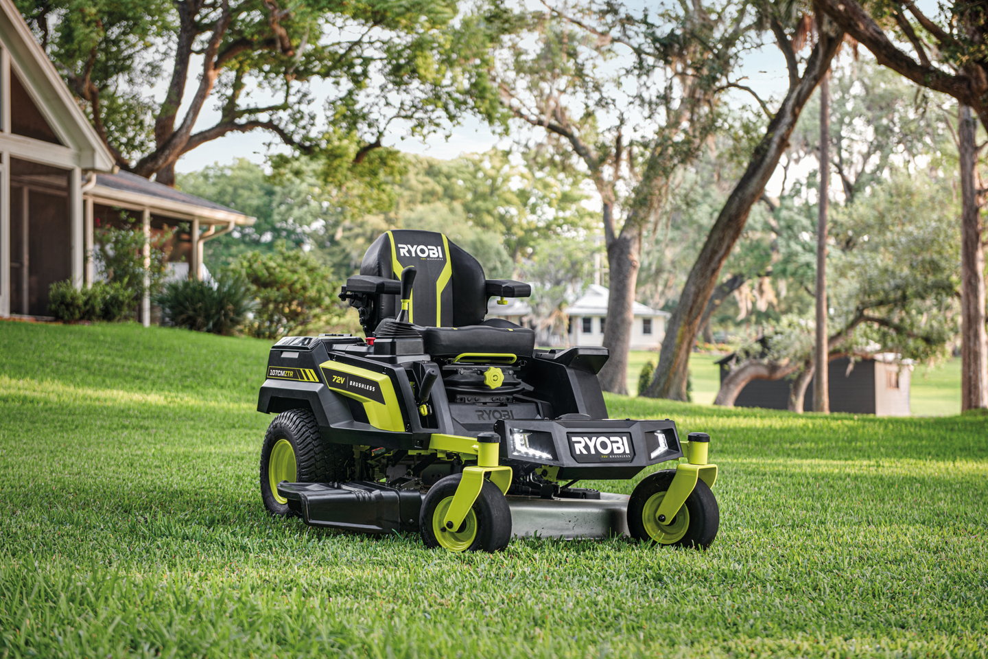 Akkuajoleikkuri Ryobi RY72ZTRX107-210 72V 2x10Ah joystick-ohjaus