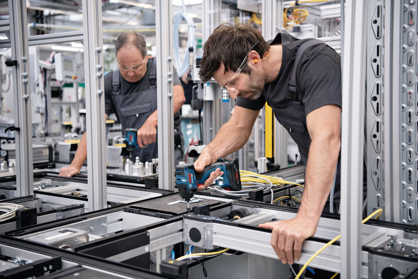 Akkuiskuruuvinväännin Bosch GDR 18V-210 C Solo L-Boxx