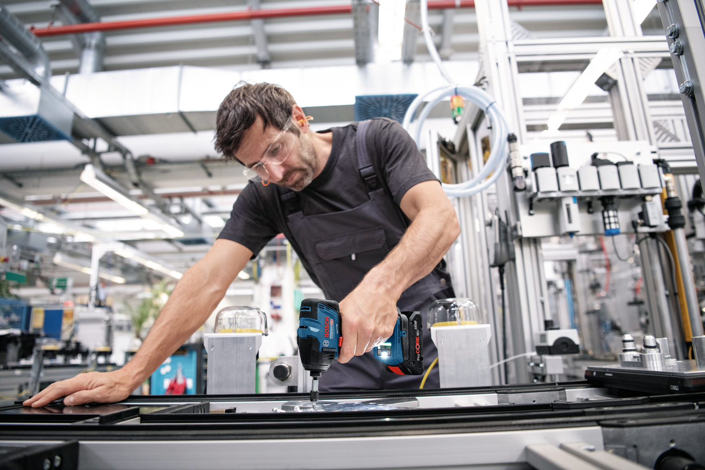 Akkuiskuruuvinväännin Bosch GDR 18V-210 C Solo L-Boxx