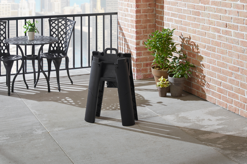 Jalusta sivutasolla Weber Lumin Compact -sähkögrilliin