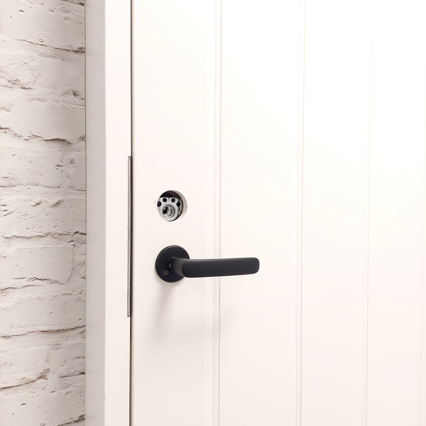 Ulko-ovenpainike Cello 1056 messinki/musta