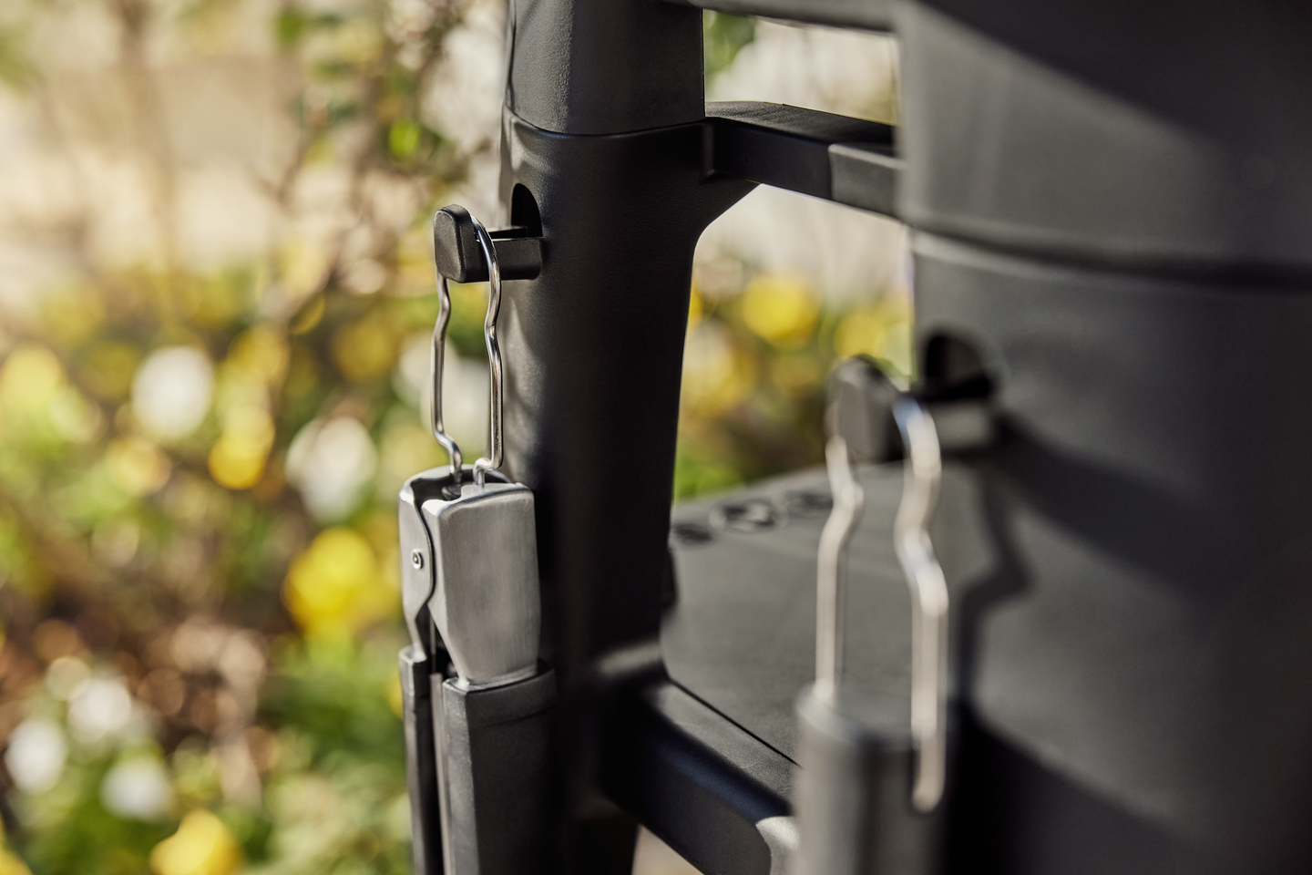 Jalusta sivutasolla Weber Lumin -sähkögrilliin