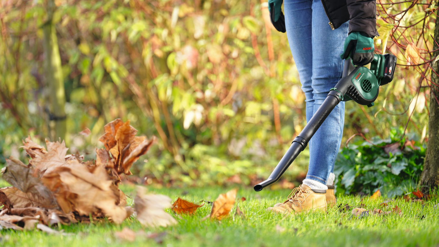 Akkulehtipuhallin Bosch Universal LeafBlower 18V-130 1x2,5Ah + laturi