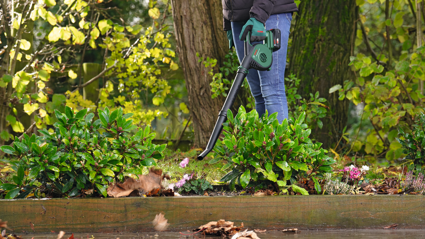 Akkulehtipuhallin Bosch Universal LeafBlower 18V-130 1x2,5Ah + laturi
