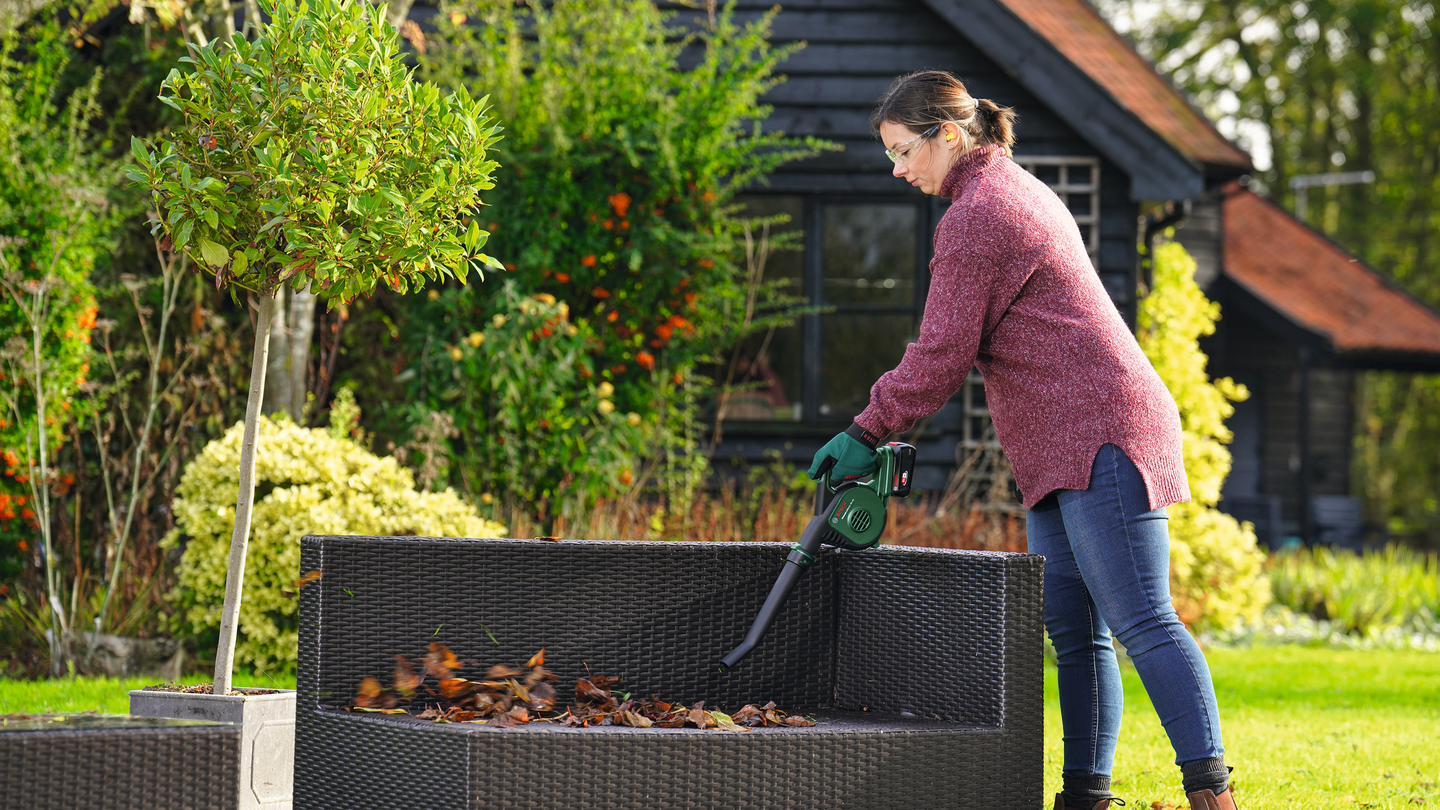 Akkulehtipuhallin Bosch Universal LeafBlower 18V-130 1x2,5Ah + laturi