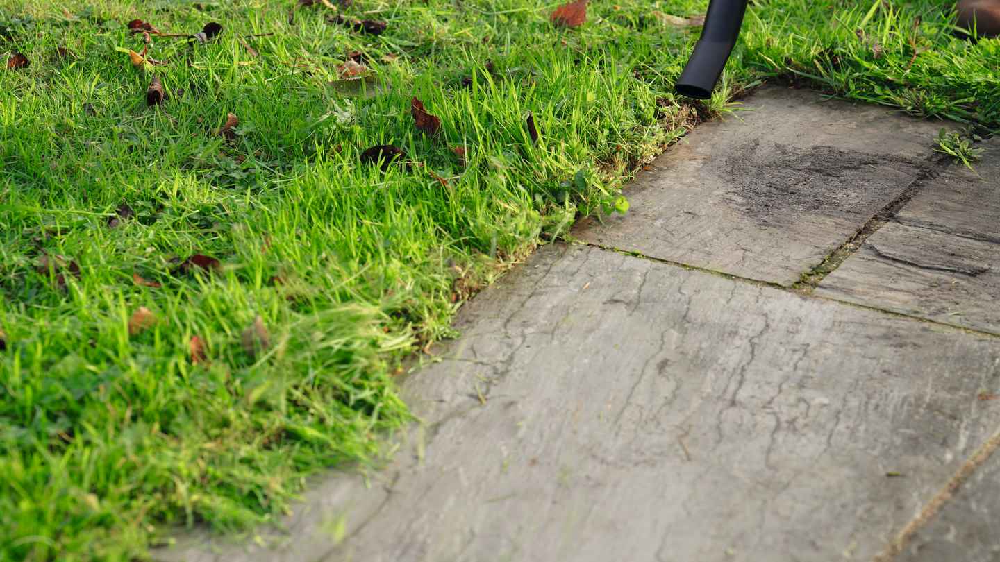 Akkulehtipuhallin Bosch Universal LeafBlower 18V-130 1x2,5Ah + laturi