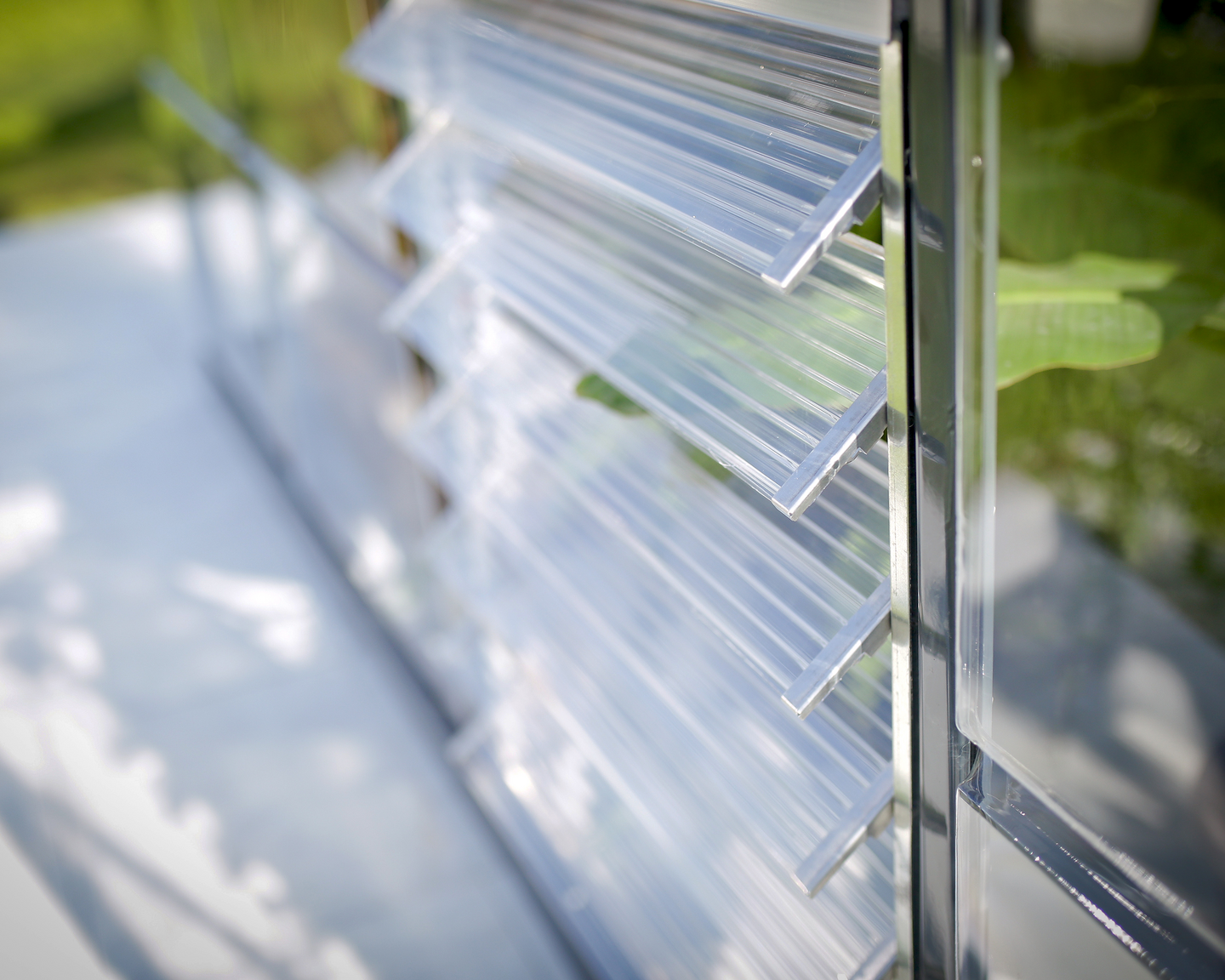 Kasvihuoneen sivuseinän tuuletusikkunansäleikkö