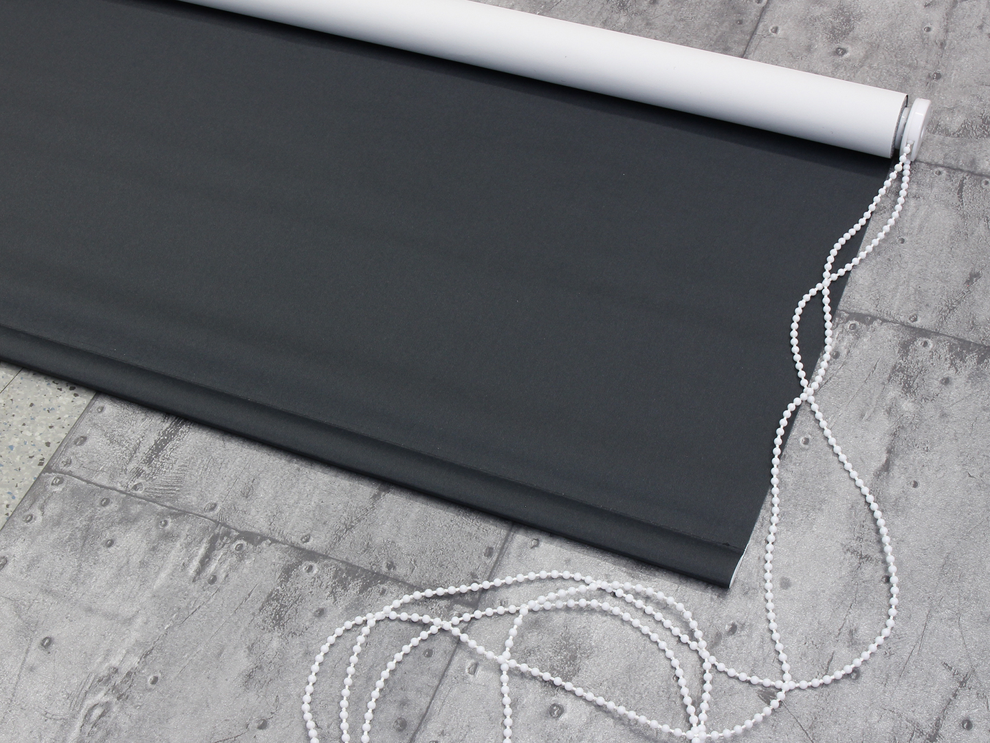 Rullakaihdin Pisla pimentävä 70x180cm musta