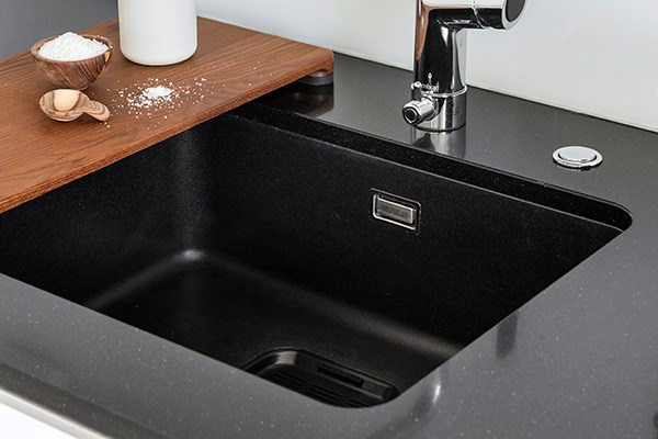 Keittiöllas Stala CEG-50BF musta huullos