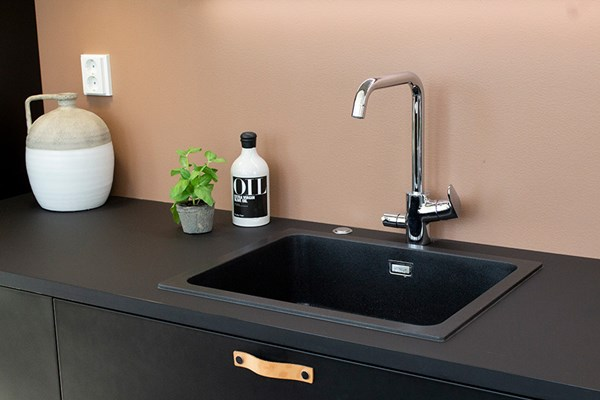 Keittiöallas Stala CEG-50B musta kvartsikomposiitti