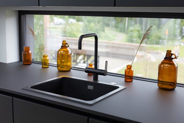 Keittiöallas Stala CEG-50B musta kvartsikomposiitti