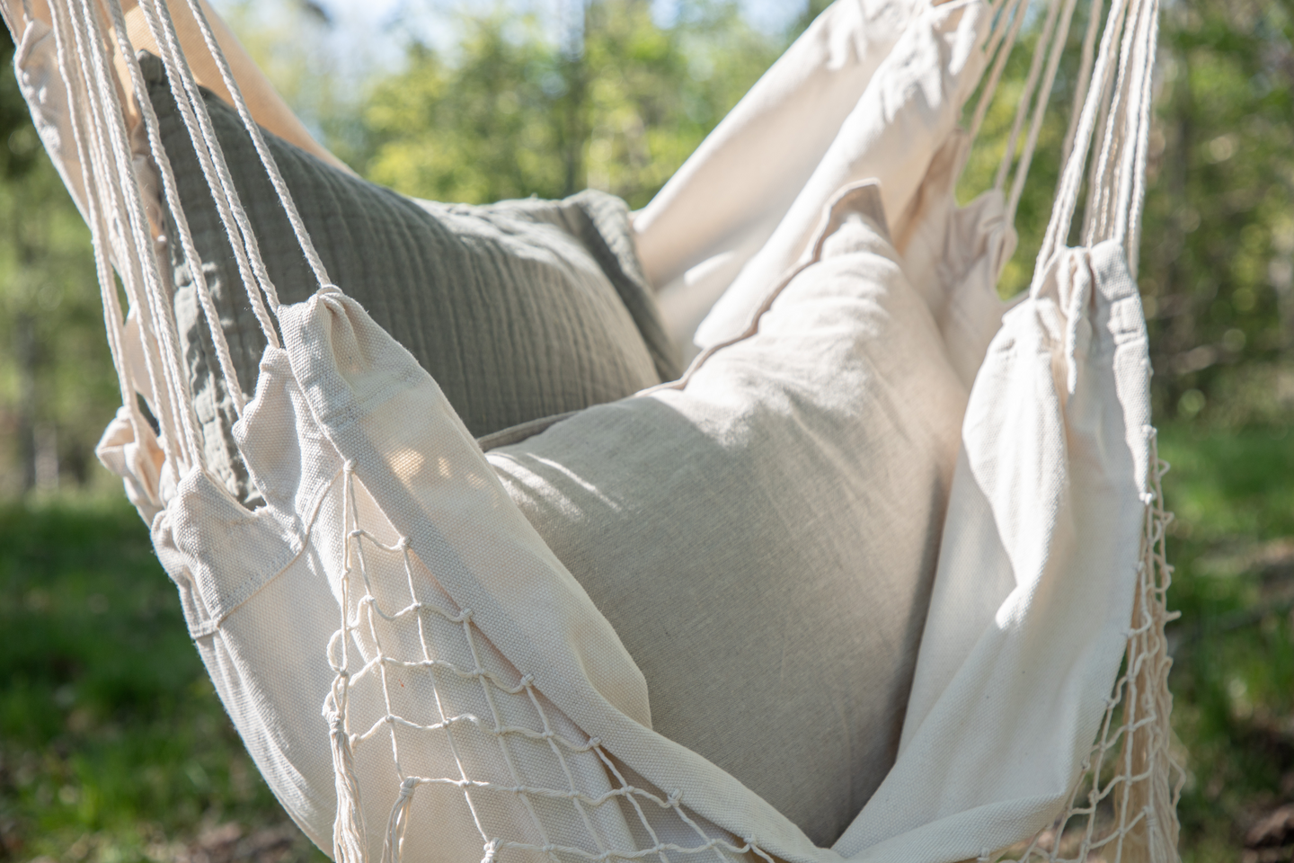 HÄNGSTOL CELLO CHARLIE VIT W KUDDAR