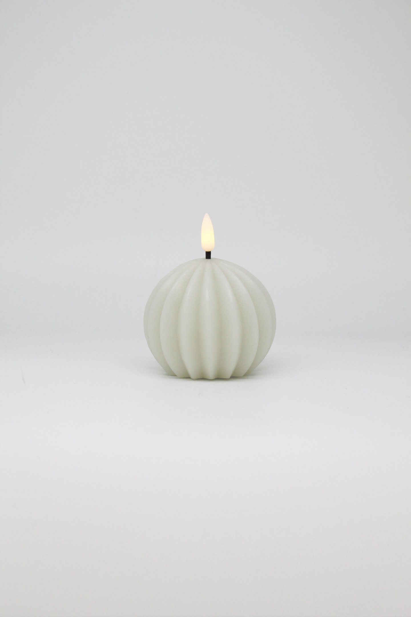 Led-pallokynttilä Cello vekki 7,5cm valkoinen