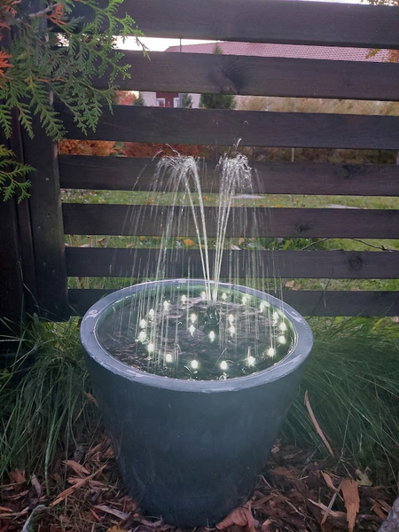 Suihkulähde Cello Lampi led valoilla, aurinkopaneelilla ja akulla