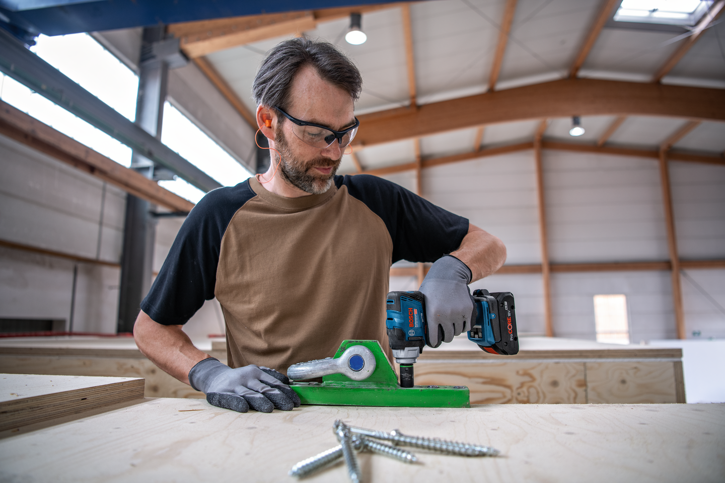 Akkuiskumutterinväännin Bosch GDS 18V-330 HC 2x4,0Ah ProCore GCY L-Boxx