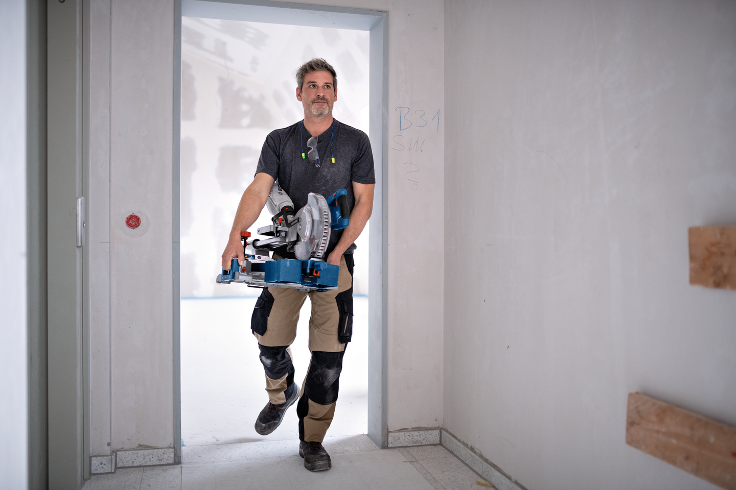 Akkukatkaisu- ja jiirisaha Bosch GCM 18V-216 D Solo