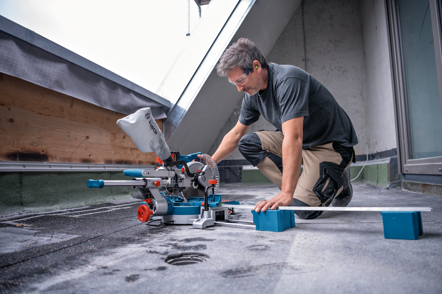 Akkukatkaisu- ja jiirisaha Bosch GCM 18V-216 D Solo