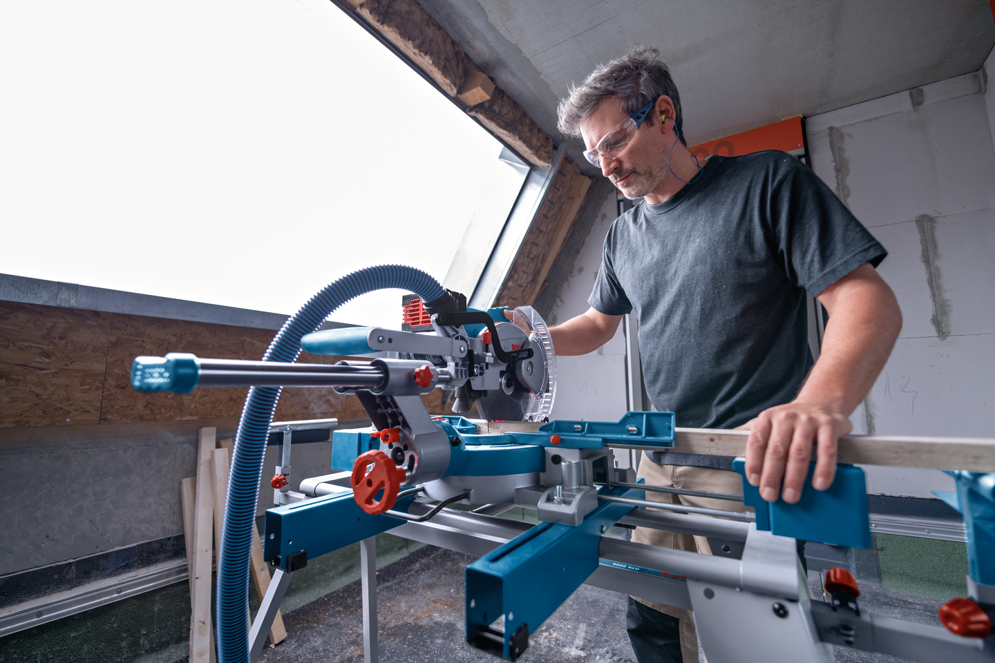 Akkukatkaisu- ja jiirisaha Bosch GCM 18V-216 D Solo