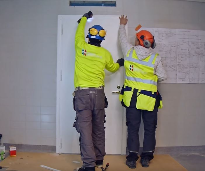 Teräspalo-ovi EI2 60 R-karmi