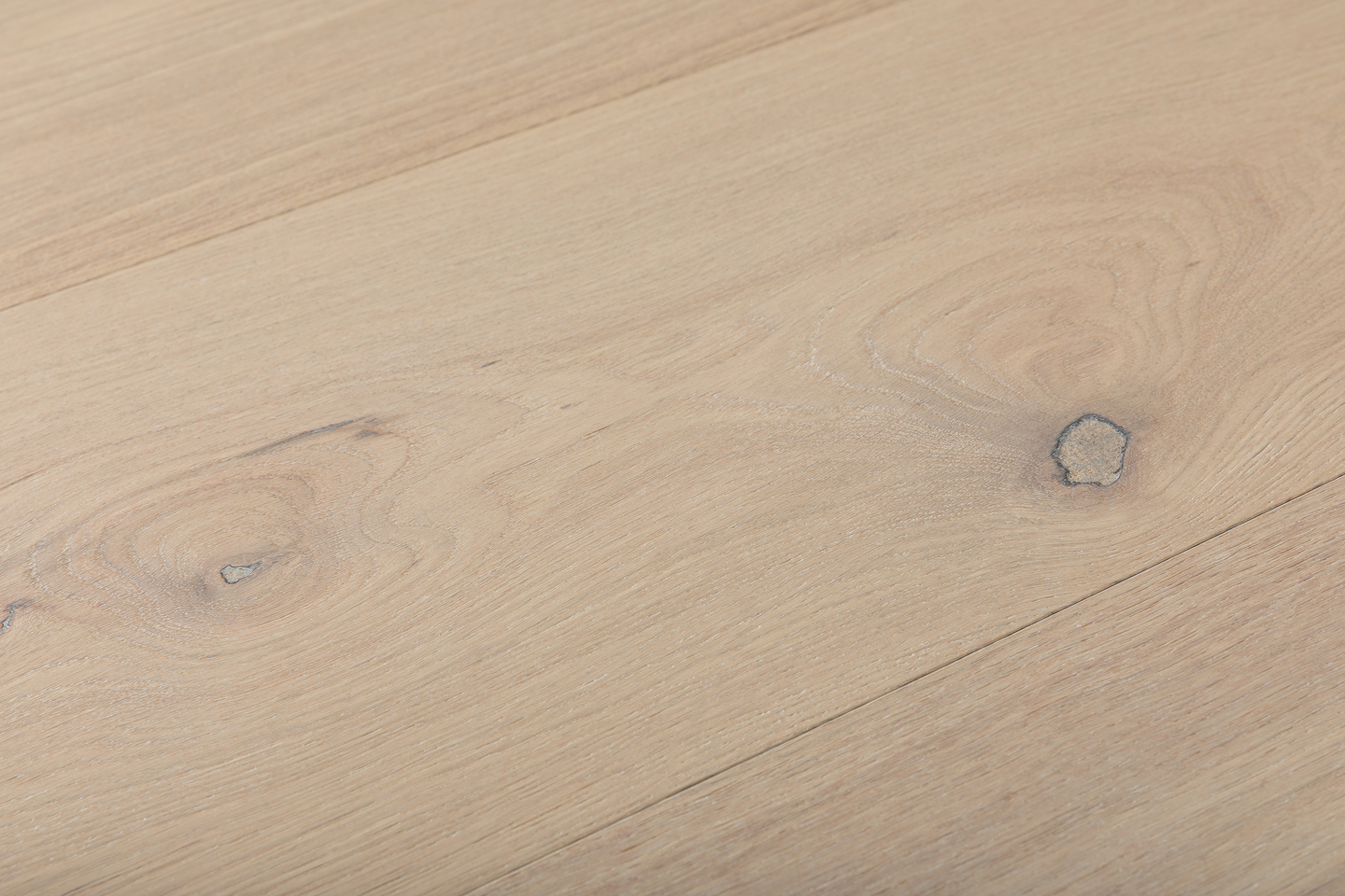 Kovetettu puulattia tammi Viarp 3.0 XL Powder White harjattu mattalakka