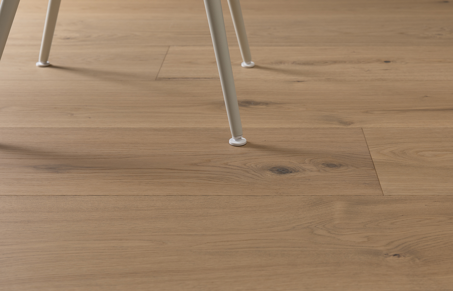 Kovetettu puulattia tammi Hasslarp 3.0 XXL Misty White mattalakka KL33