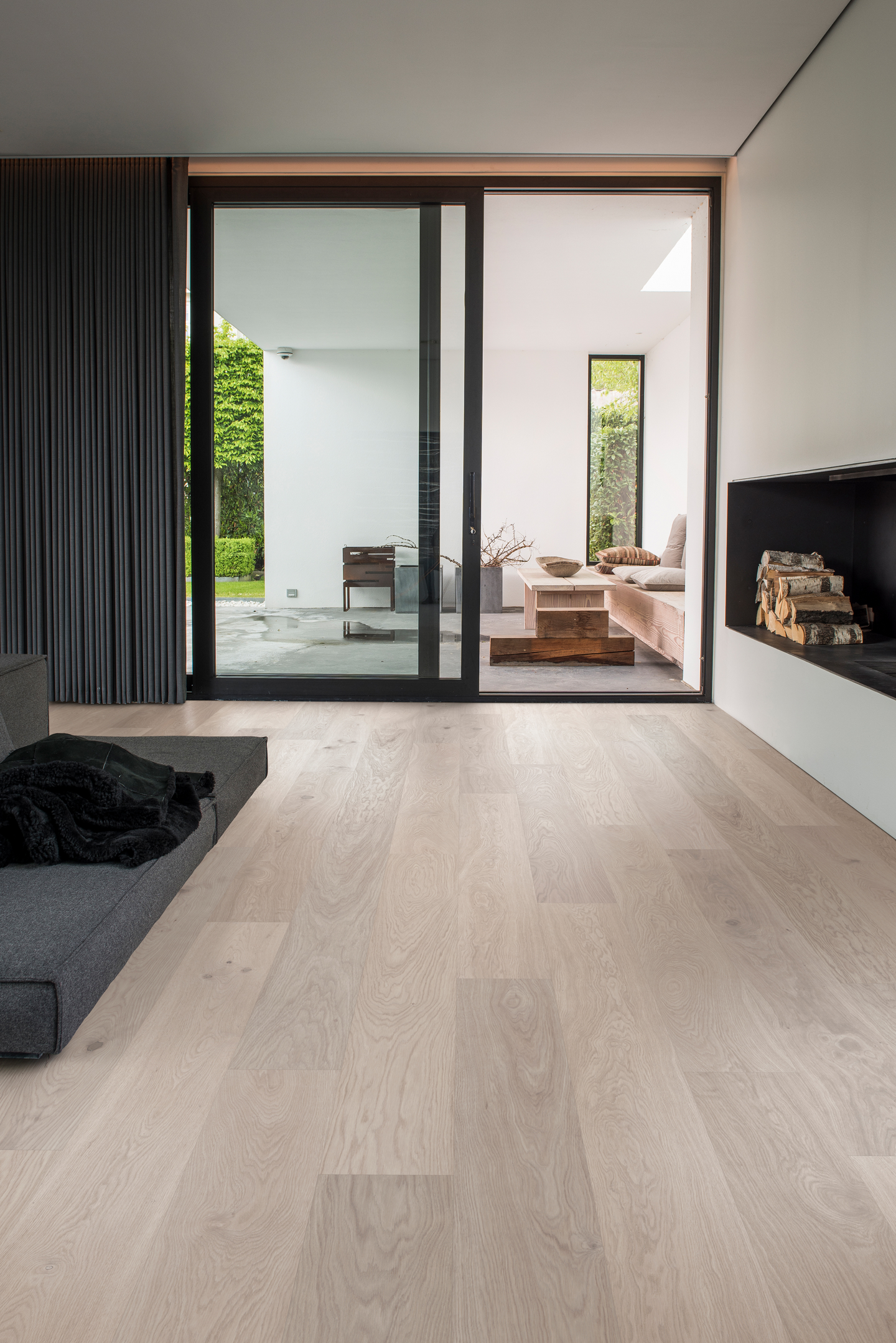 Kovetettu puulattia tammi Viarp 3.0 XXL Powder White harjattu mattalakka