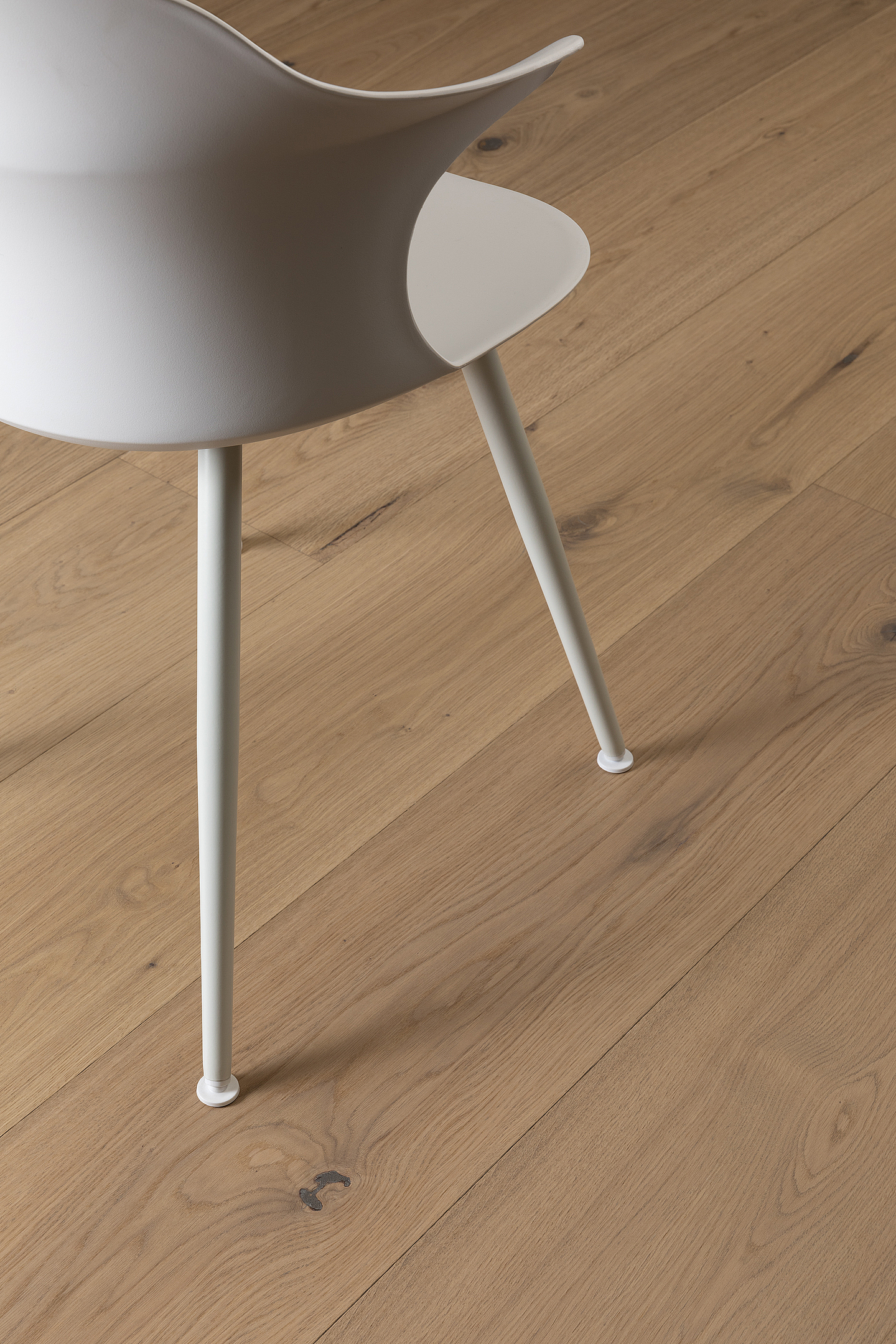 Kovetettu puulattia tammi Hasslarp 3.0 XXL Misty White mattalakka KL33