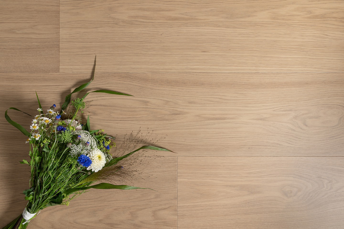 Kovetettu puulattia tammi Loshult 3.0 XXL Misty White mattalakka KL33