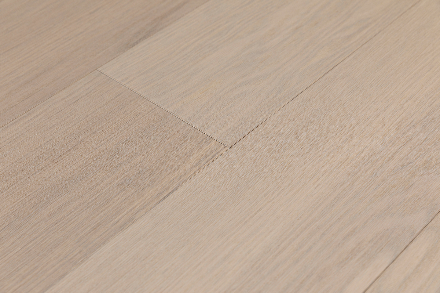 Kovetettu puulattia tammi Vistorp 3.0 L Powder White mattalakka KL33