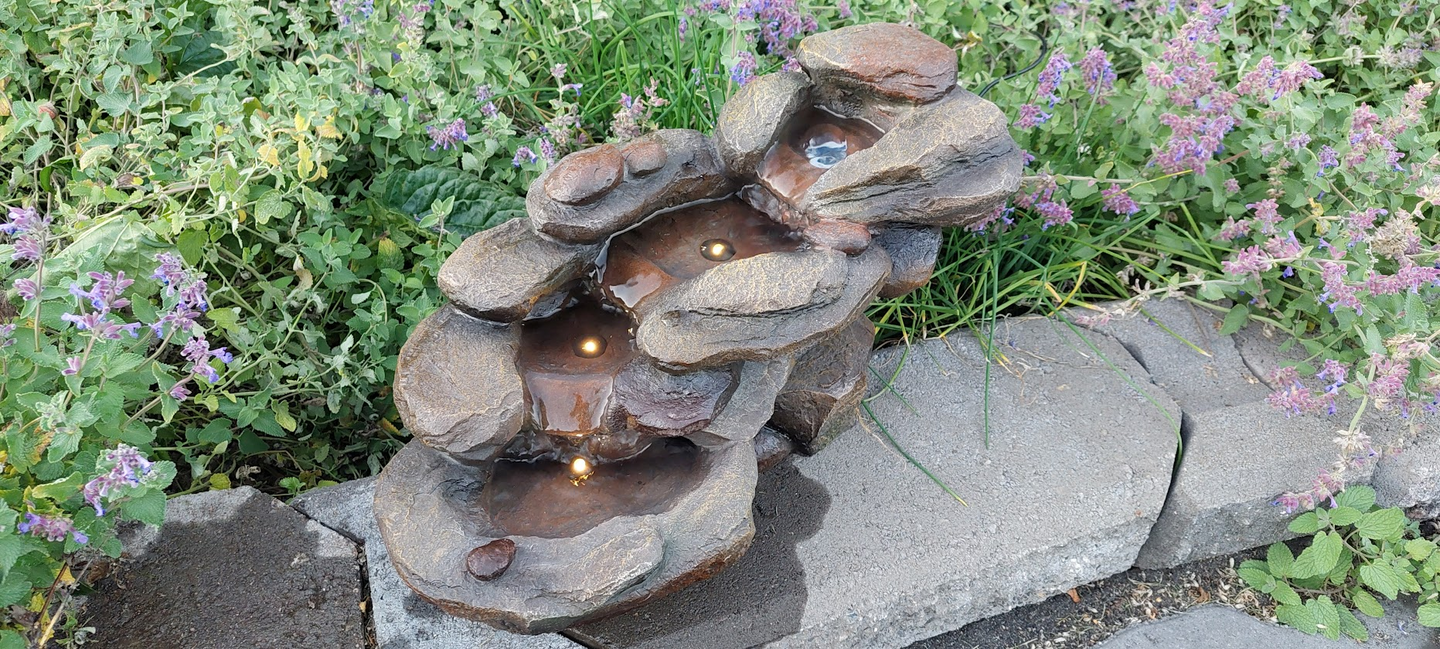 Suihkulähde Cello Puro led valoilla, aurinkopaneelilla ja akulla