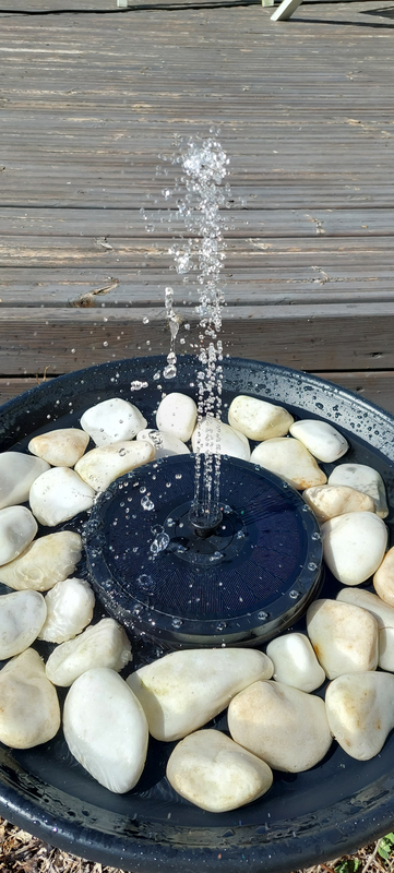 Suihkulähde Cello Lampi led valoilla, aurinkopaneelilla ja akulla