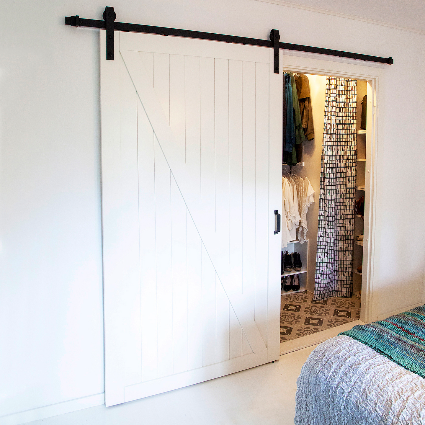 Liukuoven helasarja Helaform RETRÖ 2,4 m kiskolla ja ovihidastimilla