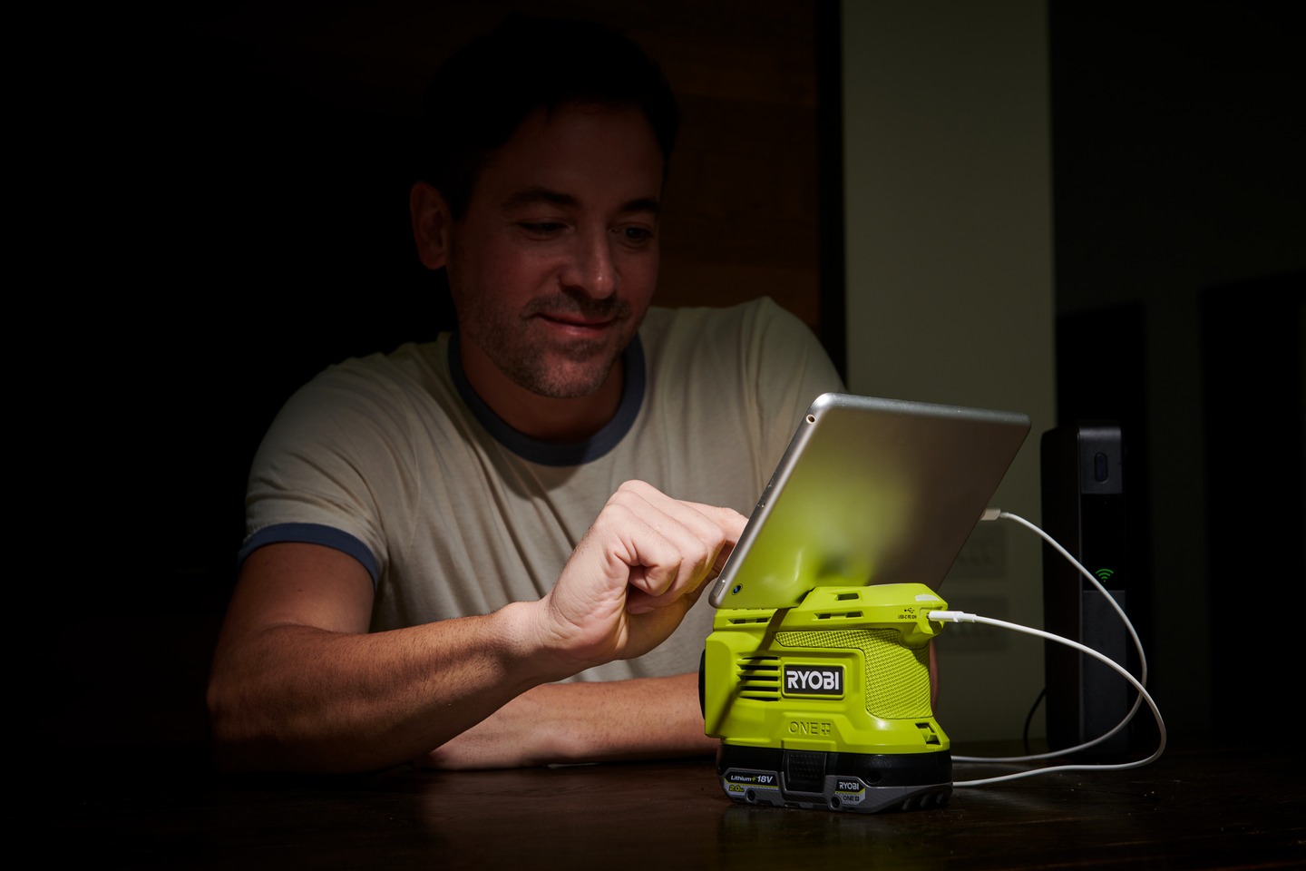 Invertteri/akkulaturi Ryobi RY18BI150B 18V ONE+ runko