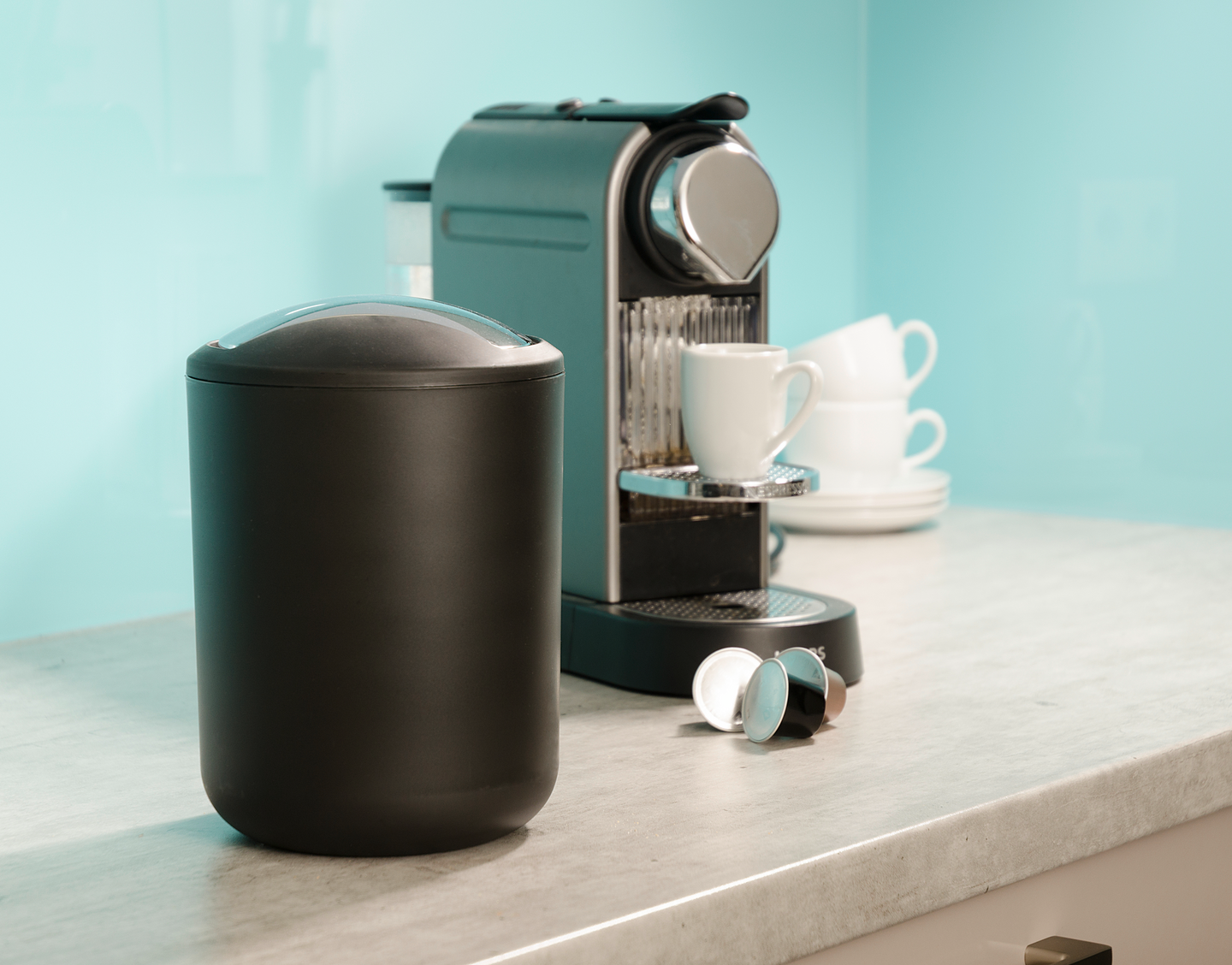 Pöytäroska-astia heilurikannella Wenko Brasil 2l muovia musta 21211100