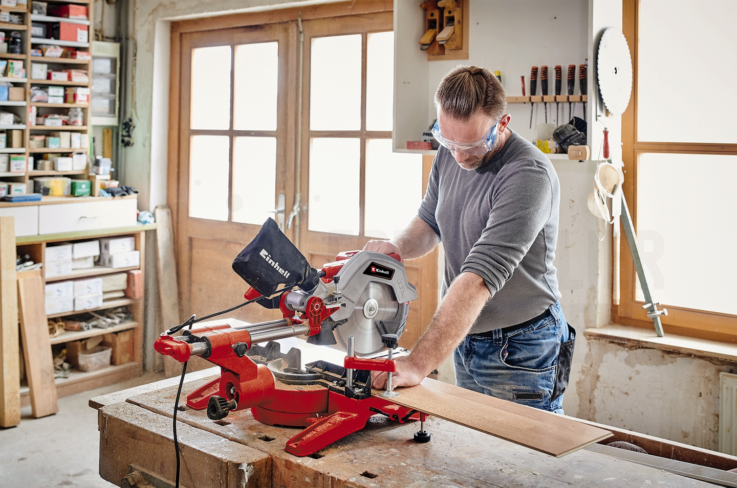 Katkaisu- ja jiirisaha Einhell TC-SM 254 liukutoiminnolla